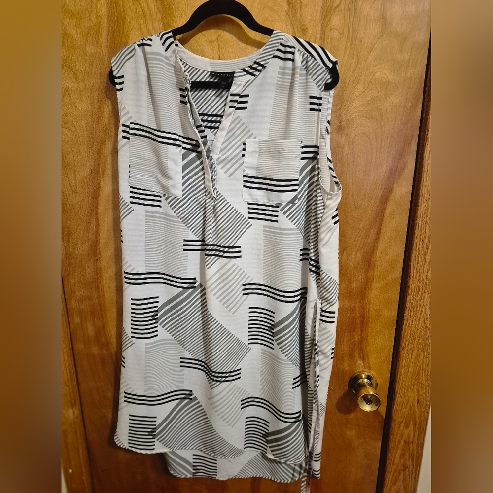 Geometric Black and White Sleeveless Top